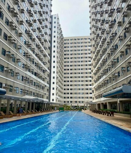 Chic 1-bedroom condo in brilliant Dasmariñas with fitness room, WiFi