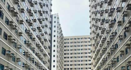 Chic 1-bedroom condo in brilliant Dasmariñas with fitness room, WiFi