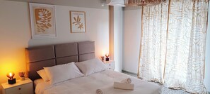 Suite – city, 1 kingsize-seng med sovesofa, kjøkken, utsikt mot høyde | 1 soverom, sengetøy av topp kvalitet og minibarvarer (inkludert)