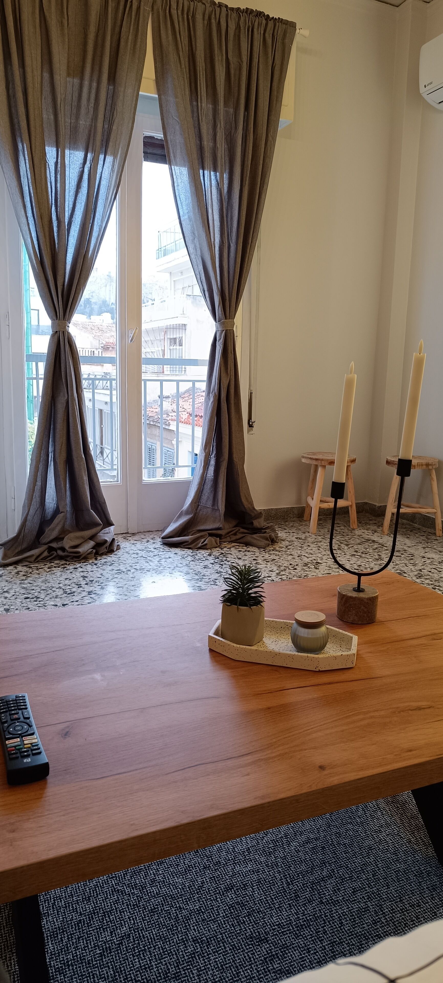 City Suite, 1 King Bed with Sofa bed, Kitchen, Hill View | Living area | 32-inch Smart TV with cable channels