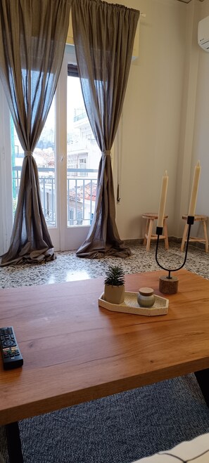 City-Suite, 1 King-Bett und Schlafsofa, Küche, Hügelblick | Wohnbereich | 32-Zoll-Smart-TV mit Kabelempfang