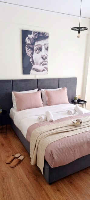 1 bedroom, premium bedding, free minibar items, individually decorated - Eternal Acropolis Suites (Athens)