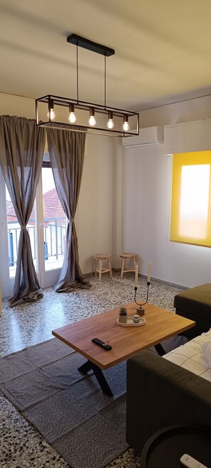 City-Suite, 1 King-Bett und Schlafsofa, Küche, Hügelblick | Wohnbereich | 32-Zoll-Smart-TV mit Kabelempfang