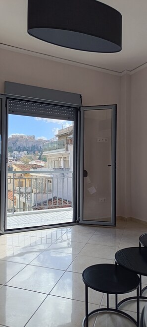 Romantisk suite, 1 kingsize-seng med sovesofa, kjøkken, utsikt mot høyde | Utsikt fra rommet