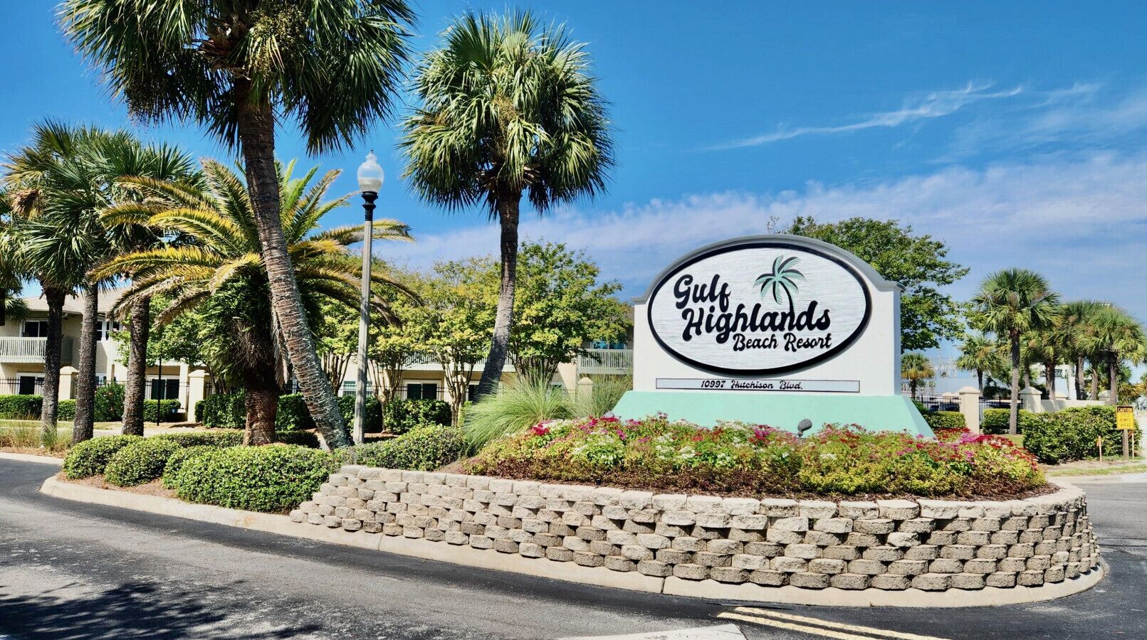 Skilt for Gulf Highlands Beach Resort med et anlagt område foran.