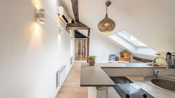 Refrigerador, microondas, parrilla de estufa y cafetera y tetera