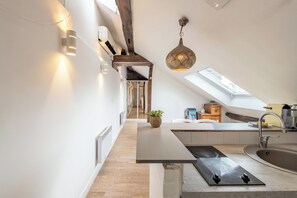 Réfrigérateur, micro-ondes, plaque de cuisson, cafetière/bouilloire