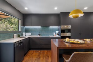 冷蔵庫、電子レンジ、オーブン、コンロ