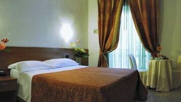 Chambre Double ou avec lits jumeaux, balcon | Coffres-forts dans les chambres, Wi-Fi gratuit