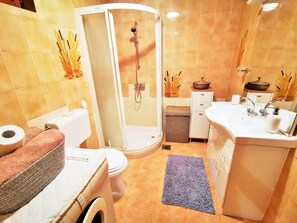 Apartamento standard, 1 quarto, vista para o mar | Banheiro | Roupões de banho 