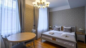 Studio | 3 bedrooms, in-room safe, soundproofing, iron/ironing board