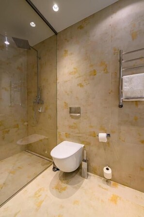 Buồng tắm vòi sen, đồ dùng nhà tắm miễn phí, máy sấy tóc 
