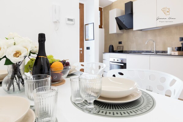 Køleskab, mikrobølgeovn, kogeplade, opvaskemaskine