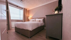 2 多间卧室、熨斗/熨衣板、WiFi、床单