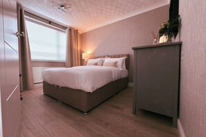 2 habitaciones, tabla de planchar con plancha, wifi y ropa de cama