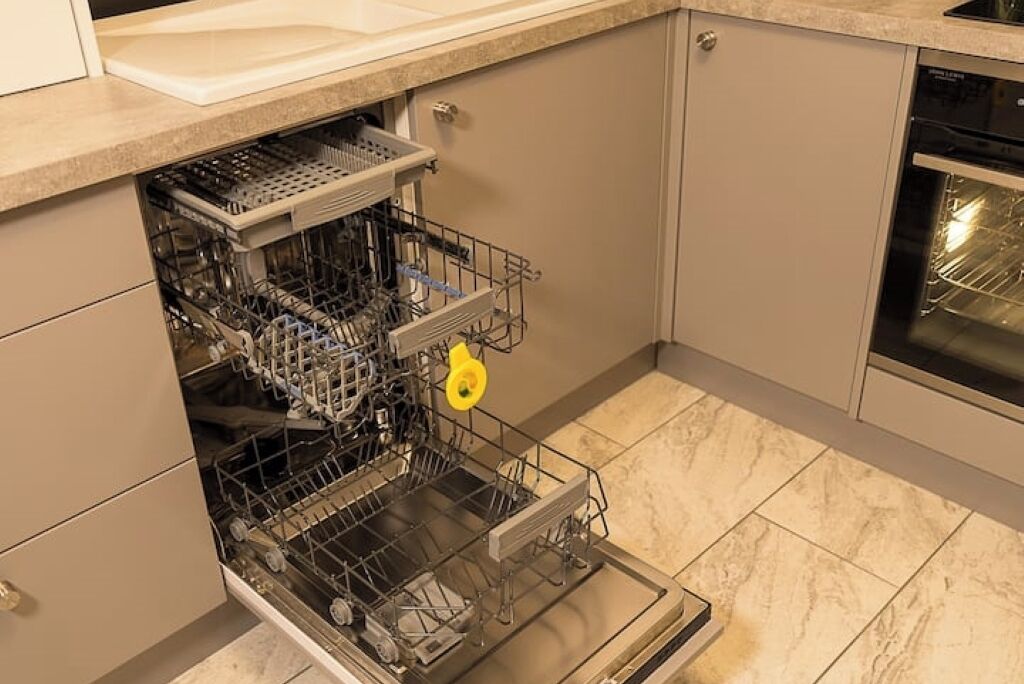 Kylskåp, mikrovågsugn, ugn och diskmaskin