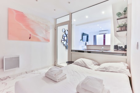 Apartment | 1 bedroom, laptop workspace, iron/ironing board, bed sheets