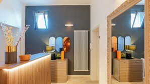 Une salle de bain moderne avec un meuble-lavabo en bois, un miroir, un radiateur et une fenêtre.