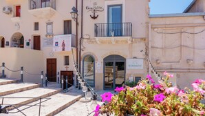 Un bâtiment portant une enseigne indiquant « Casa Matilde » et « Bâtiment ».