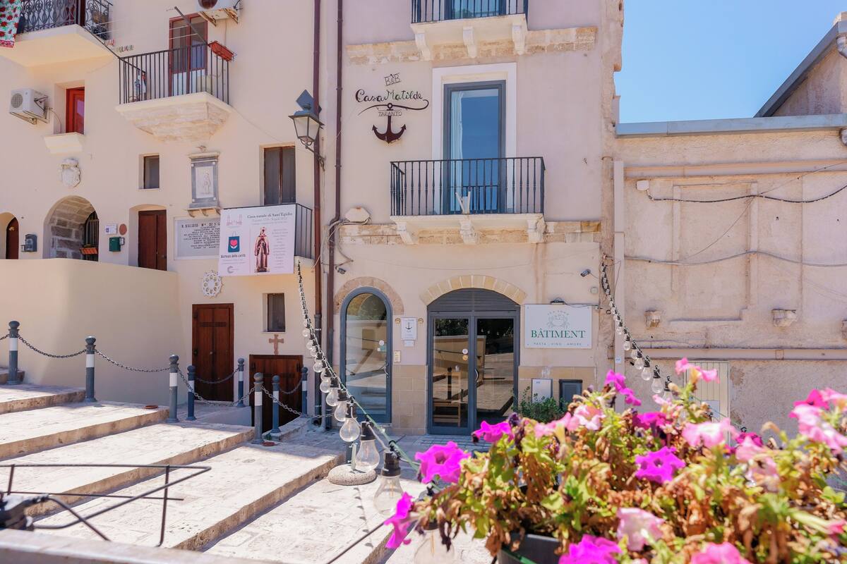 A building with a sign for 'Casa Matilde' and 'Bâtiment'.