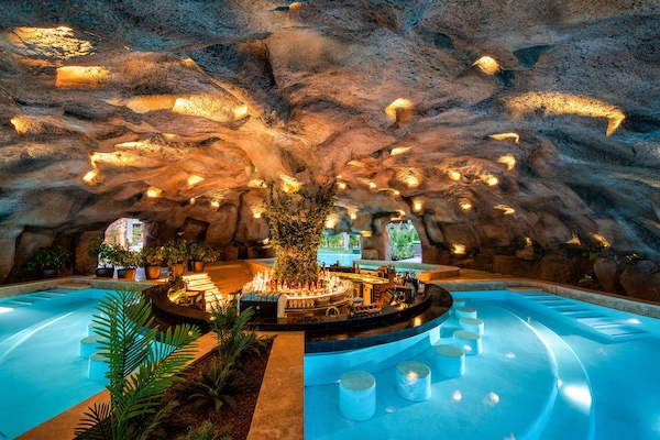 17 bars/lounges, beach bar