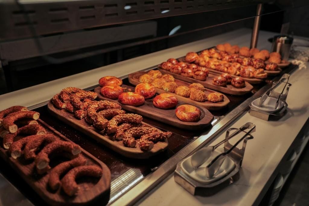 Ein Buffet mit verschiedenen Backwaren, darunter Gebäck und Brot.