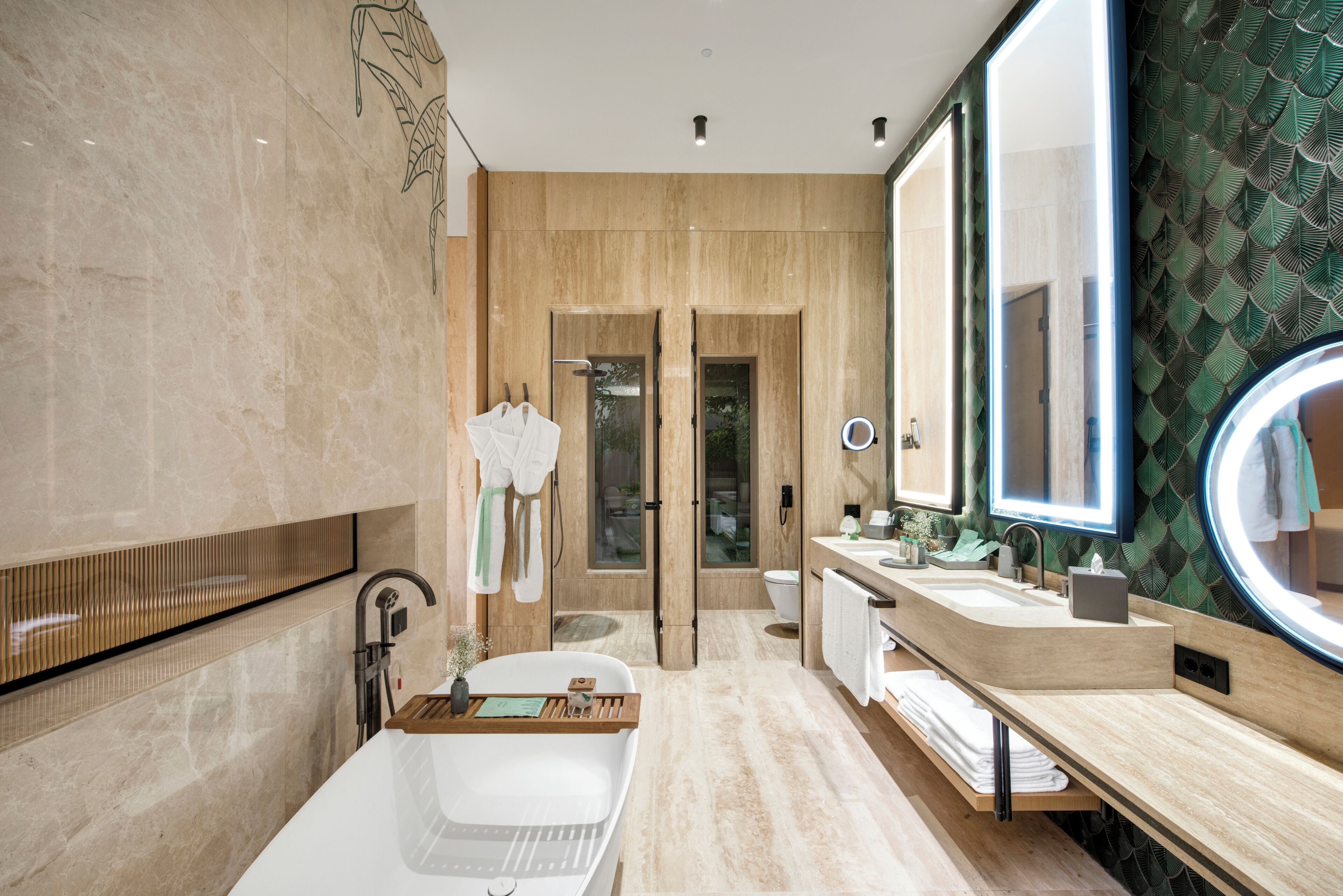 Ein modernes Badezimmer mit einer großen Badewanne, einem Waschtisch mit Spiegel und einer Duschkabine.