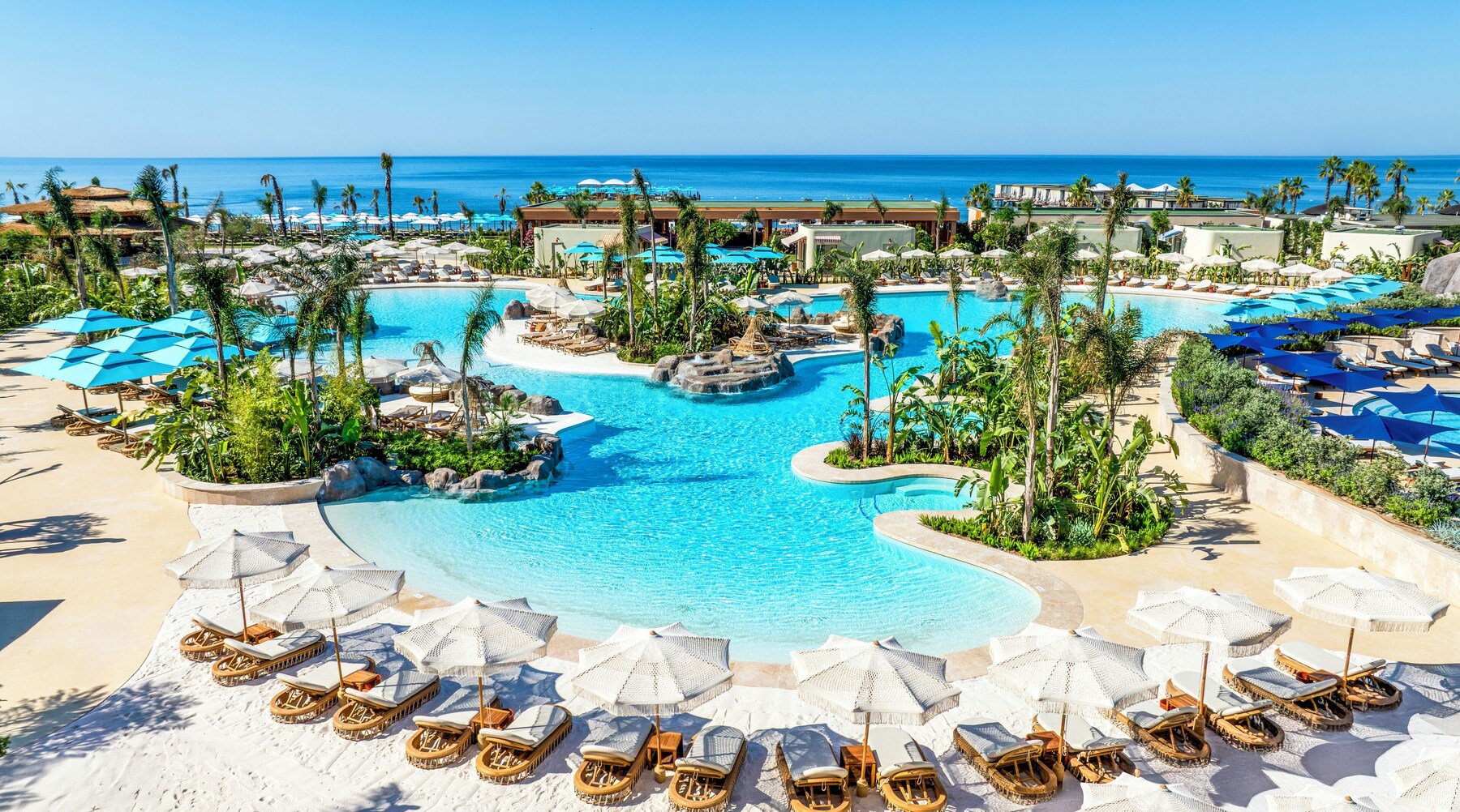 Piscine intérieure, 5 piscines extérieures