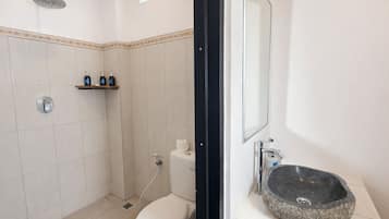 Deluxe-Doppelzimmer, Poolblick | Badezimmer | Dusche, Bademäntel, Bidet, Handtücher