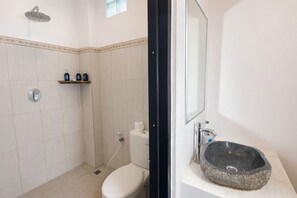 Deluxe-Doppelzimmer, Poolblick | Badezimmer | Dusche, Bademäntel, Bidet, Handtücher