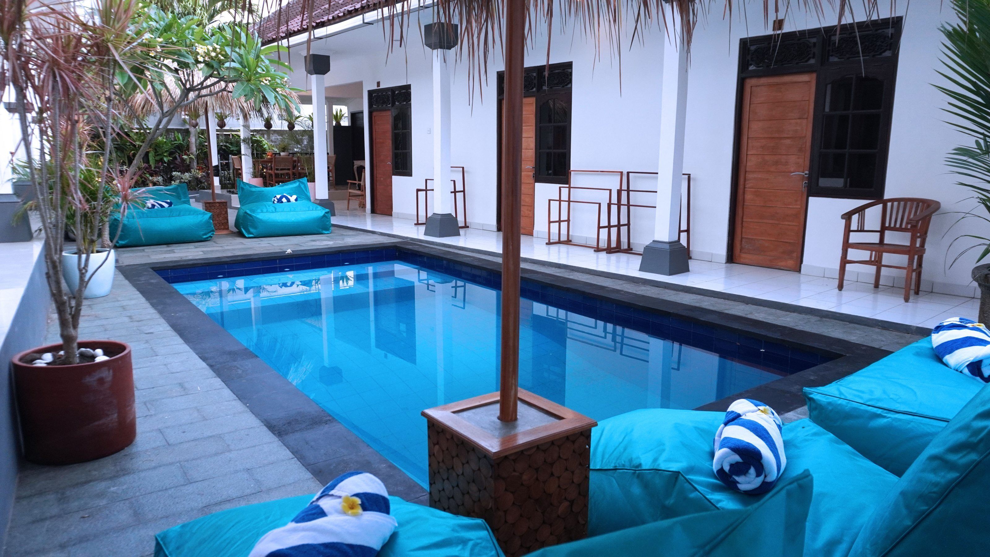 Una piscina al aire libre