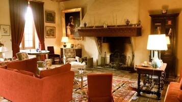 Una televisión, una chimenea