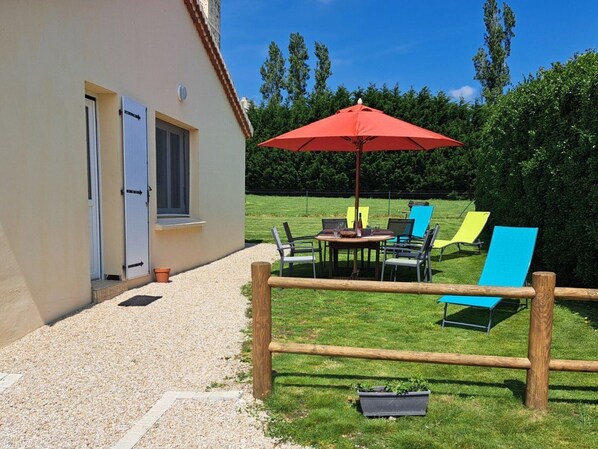 Outdoor dining - Cottage between sea and countryside, near Les Sables d'Olonne (Vairé)
