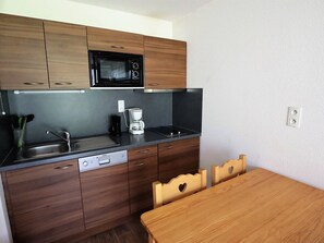 Geladeira, micro-ondas, cooktop, lava-louças