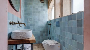 Comfort Studio | Bathroom | Hair dryer, towels, soap, shampoo