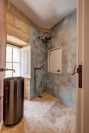 Comfort Studio | Bathroom | Hair dryer, towels, soap, shampoo - Talbot House by Talbot & Bons (Luqa)