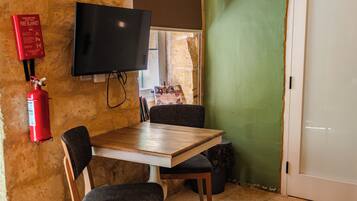 Comfort studio | Een bureau, gratis wifi