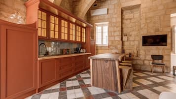 Deluxe Studio Suite | Private kitchen | Mini-fridge, microwave, stovetop, cookware/dishes/utensils