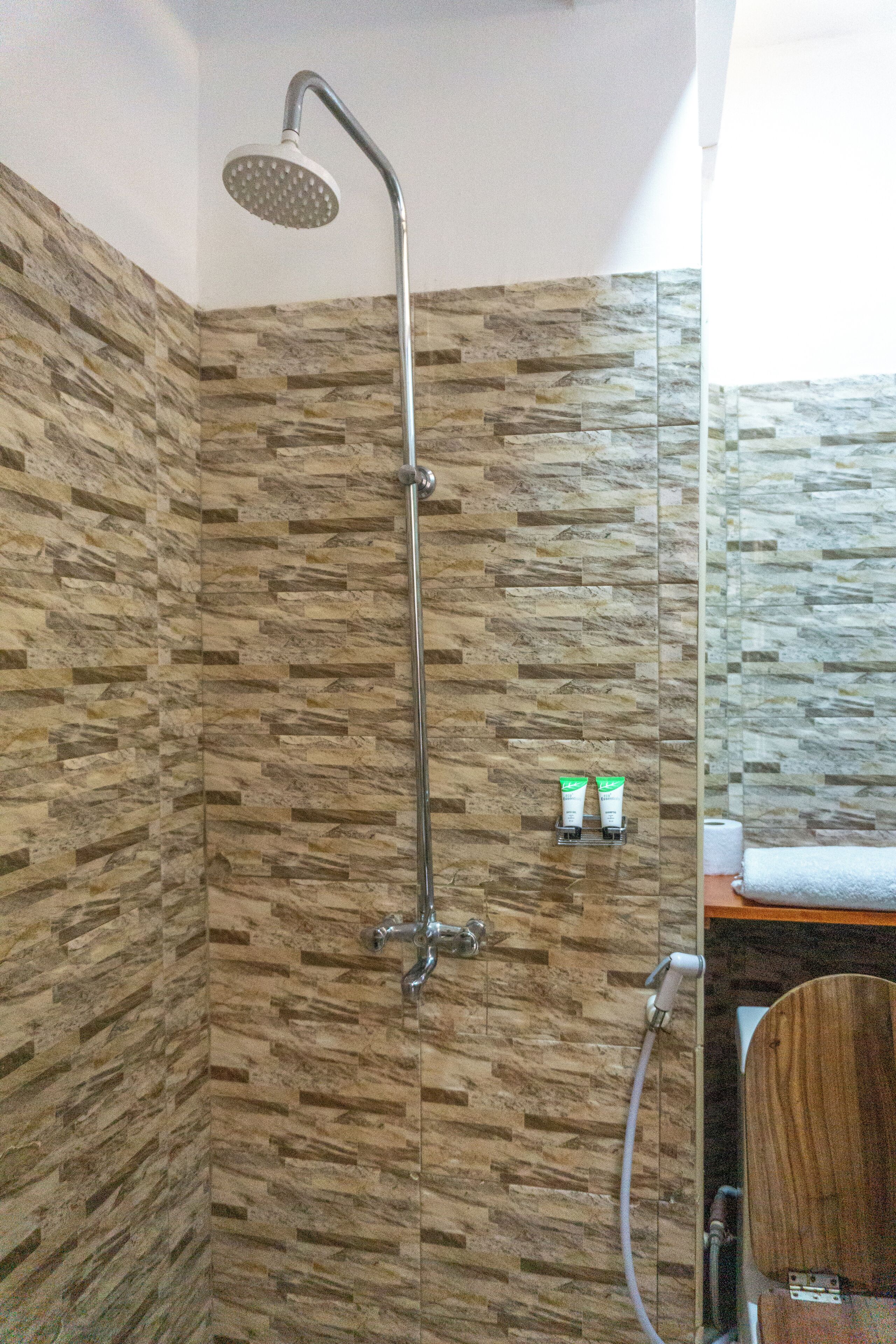 Chambre Standard avec lits jumeaux, balcon, vue ville | Salle de bain | Douche, bidet, serviettes fournies, savon