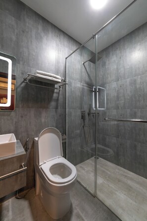 Kamar Double atau Twin Deluks, pemandangan kebun | Kamar mandi | Shower, perlengkapan mandi gratis, pengering rambut, dan sandal