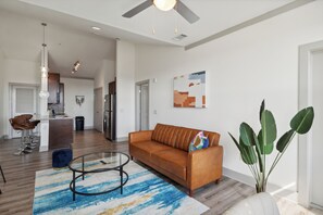 Smart TV, offices - Overlook 1306 I Resort Style Living I Parking (Knoxville)