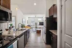 Réfrigérateur, micro-ondes, four, plaque de cuisson