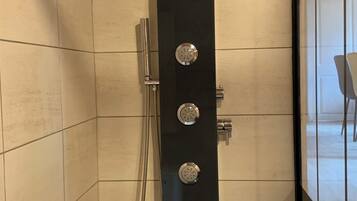 Douche, savon, papier toilette