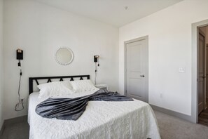 2 bedrooms, desk, iron/ironing board, travel cot - Overlook 4302 I Stunning 2Bd/2Bth Apt I Pool (Knoxville)