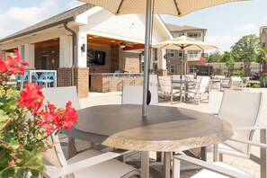 Outdoor dining - Overlook 4302 I Stunning 2Bd/2Bth Apt I Pool (Knoxville)