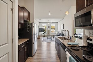 Réfrigérateur, four à micro-ondes, un four, surface de cuisson