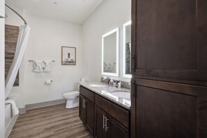 Hair dryer, towels - Overlook 4302 I Stunning 2Bd/2Bth Apt I Pool (Knoxville)