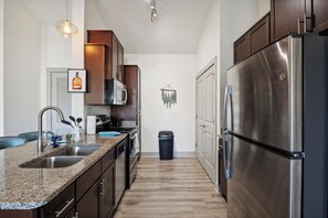 ثلاجة، ميكروويف، فرن، موقد طهي مسطح