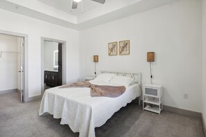 2 chambres, bureau, fer et planche à repasser, lit de bébé portatif