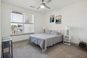 1 Schlafzimmer, Schreibtisch, Bügeleisen/Bügelbrett, Reisekinderbett